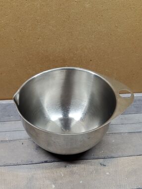 Pampered Chef Stainless Steel Mixing Bowl with Pour Spout and Handle 16 Cup/4 L